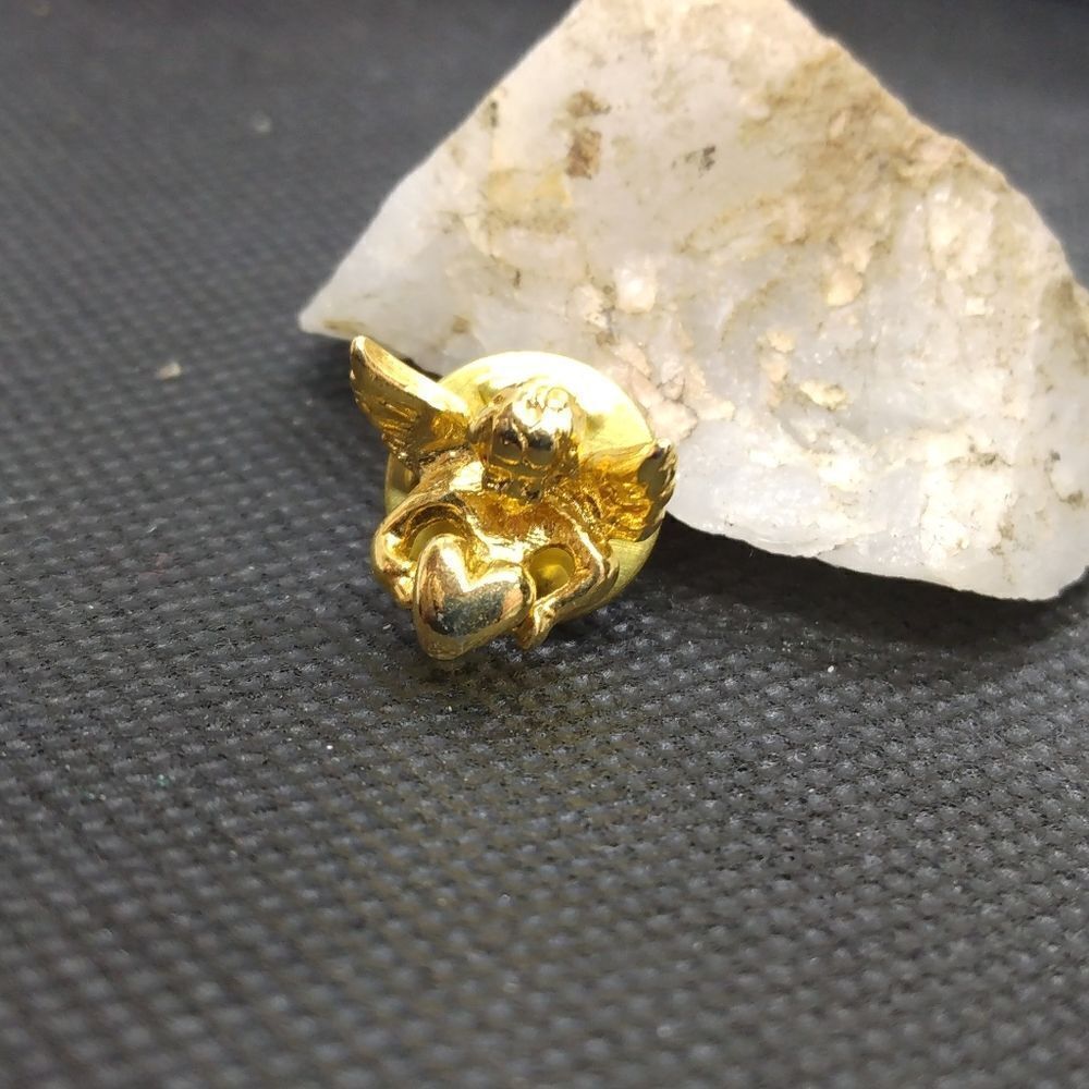 Cherub angel‎ with heart gold brooch